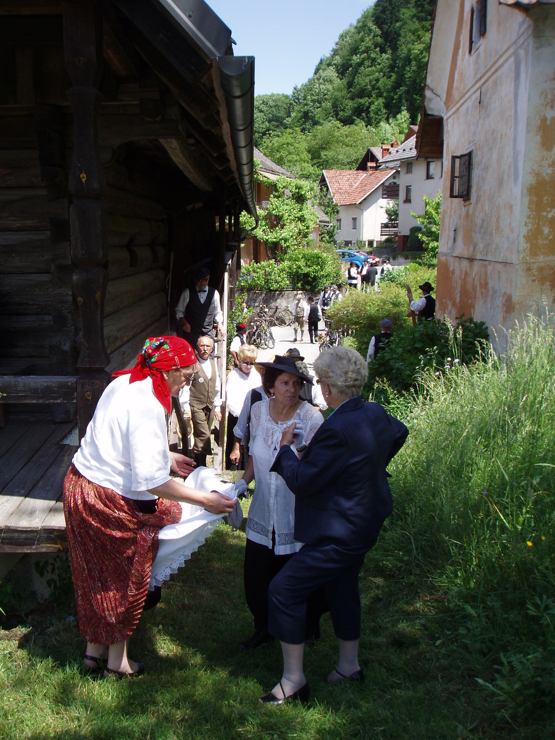 Črna kuhinja – obok in ognjišče